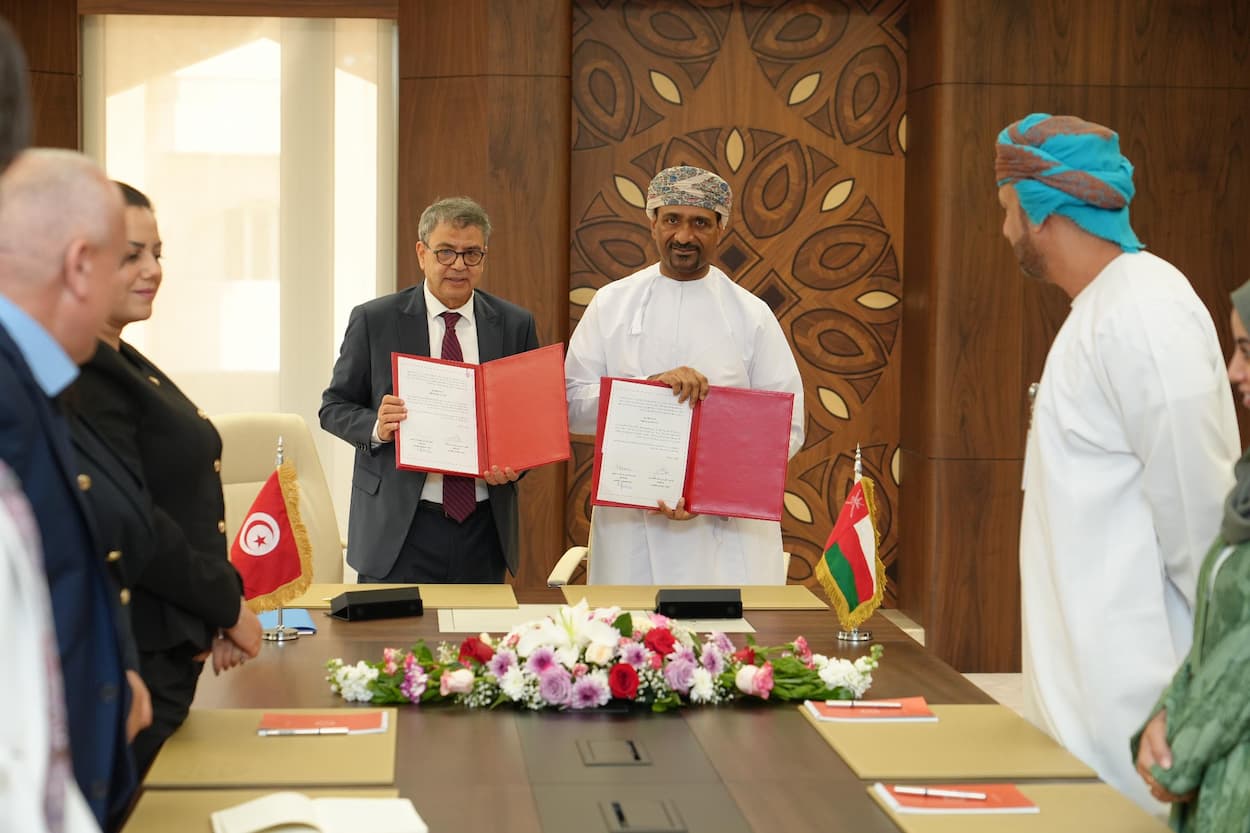 خطوة نقدية تعزّز الانفتاح المالي..   البنك المركزي التونسي يُدرج الريال العُماني ضمن قائمة العملات المُسعَّرة